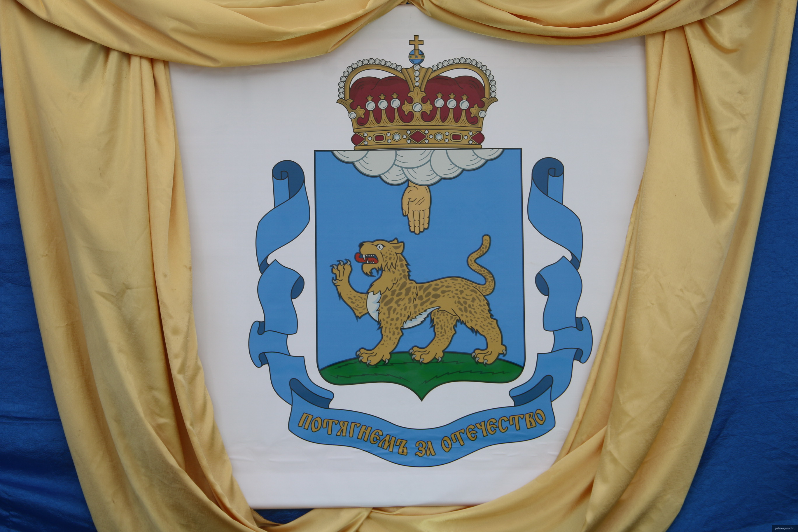 Герб Пскова фото на торжественном мероприятии