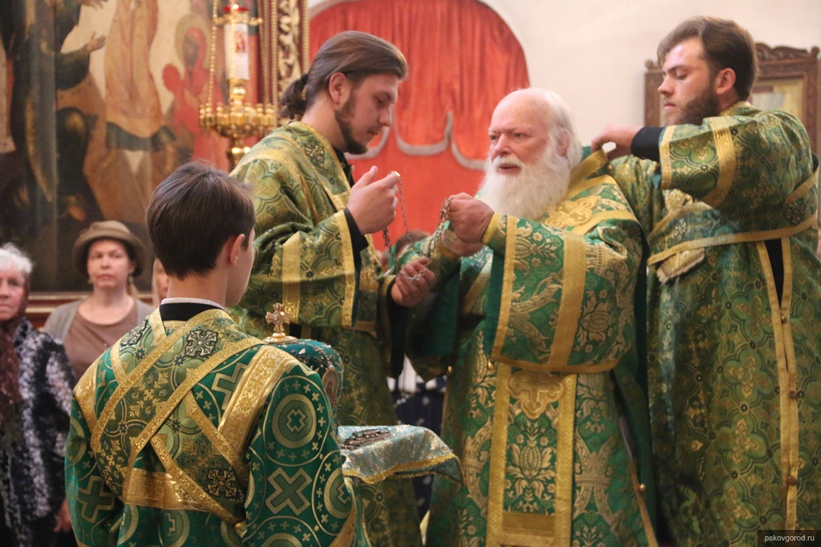 Служба в свято троицком храме. Архиепископ назначался митрополитом в Новгороде и Пскове.